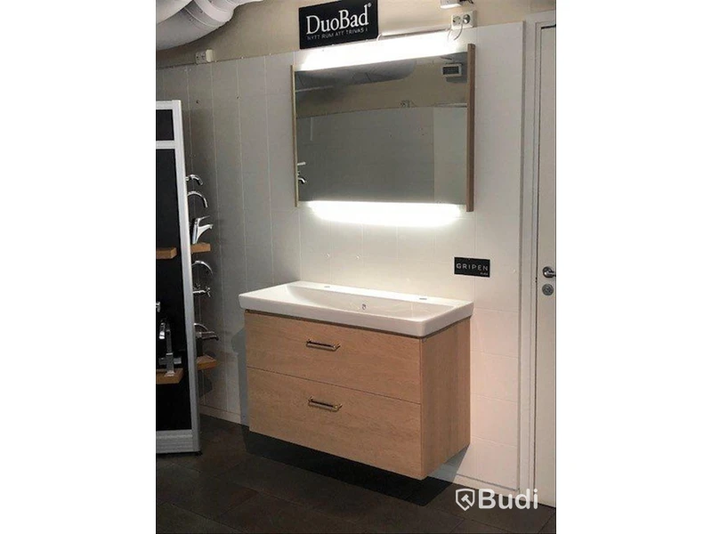 GRIPEN BADRUMSMÖBEL I MASSIV EK (VITLASERAD) MED VILLEROY & BOCH TVÄTTSTÄLL OCH SPEGEL