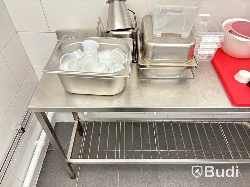 3 st rostfria bänkar & diverse kantiner