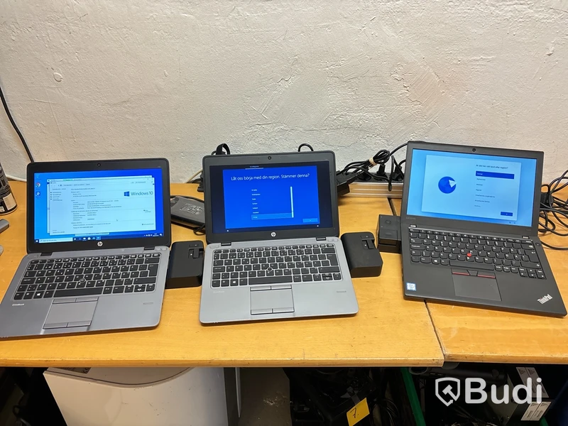 3st laptop med dockningsstationer.