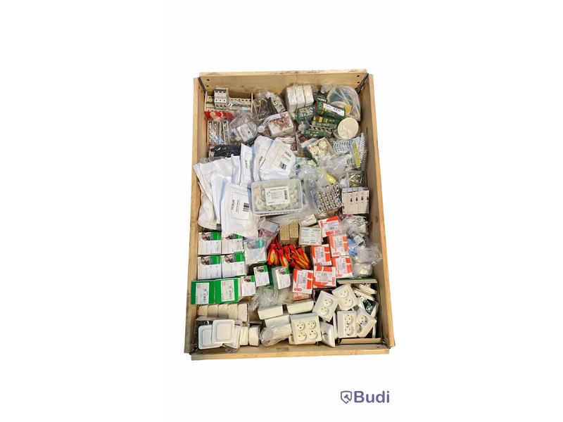 Parti med diverse elartiklar. Ord. pris inkl. moms: ca 12.000 kr
