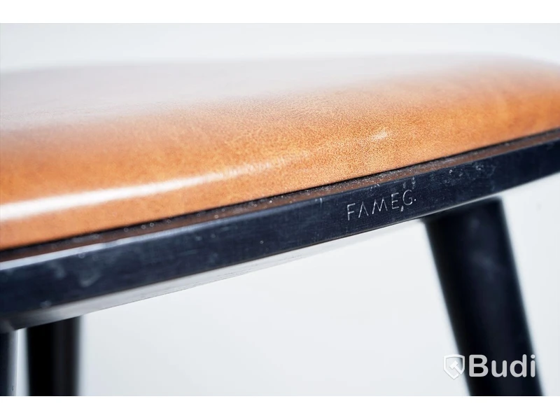 4 st. Pallar – Fameg, Finn. Svartbetsad bok med läder. 53 cm