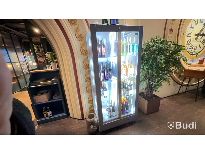 Vinkyl, display med hyllor