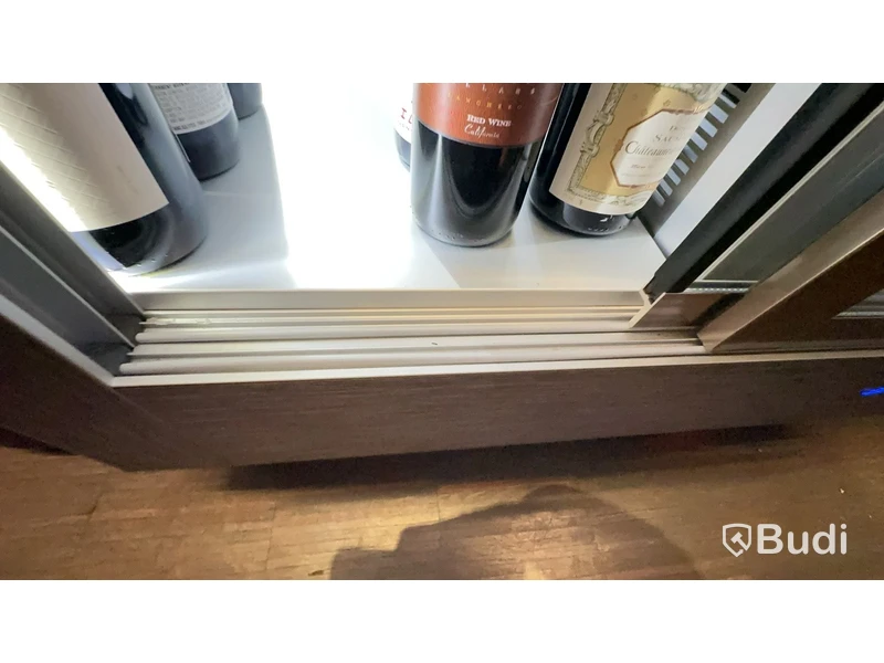 Vinkyl, display med hyllor