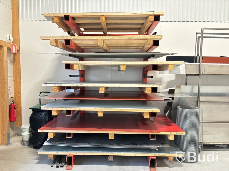 Materialställ med plåtmaterial