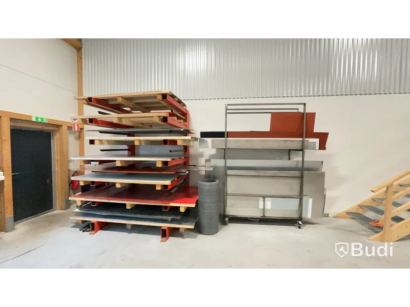 Materialställ med plåtmaterial