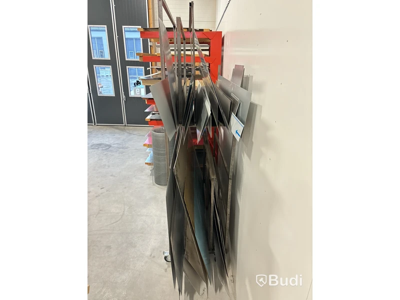 Materialställ med plåtmaterial