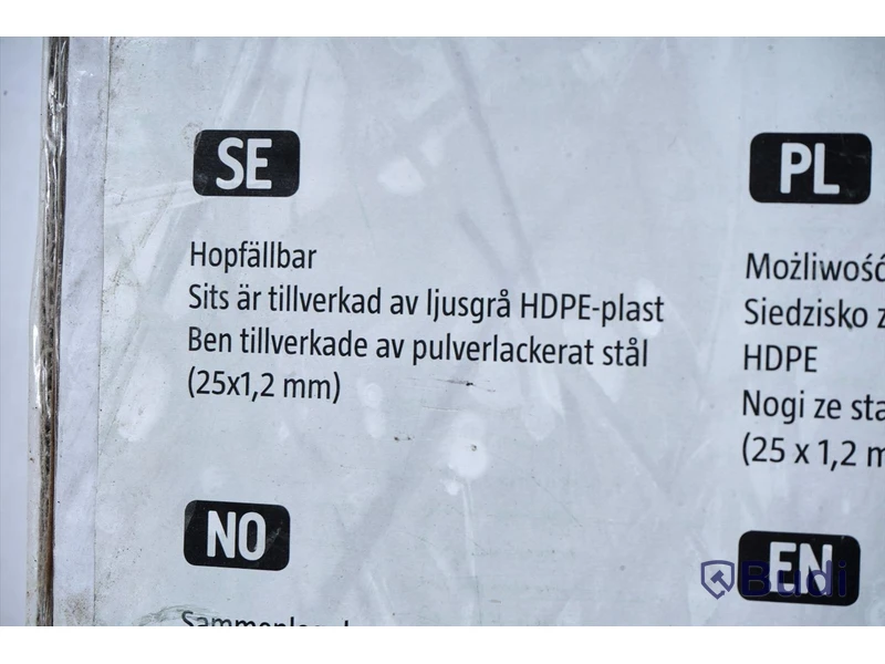 Ihopfällbar bänk med två st ihopfällbara bord. Ett bord trasig i kant.