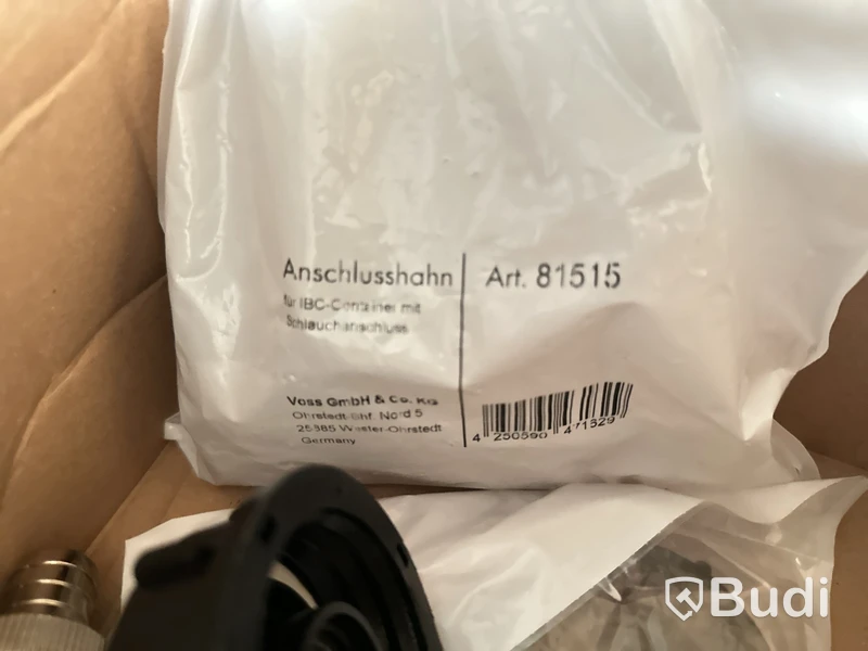 Blandade inventarier på hyllorna