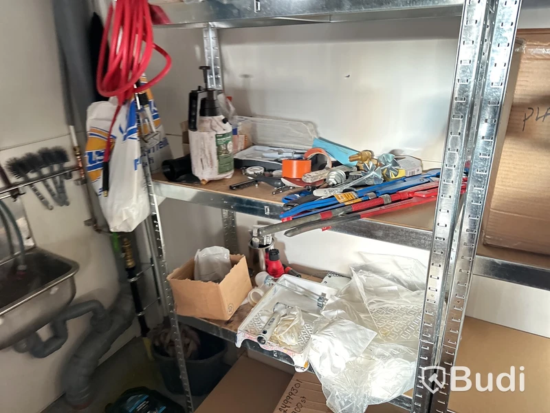 Blandade inventarier på hyllorna
