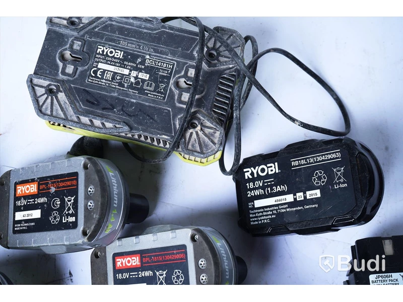 Diverse batterier till verktyg och laddare