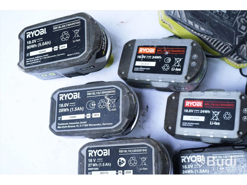 Diverse batterier till verktyg och laddare