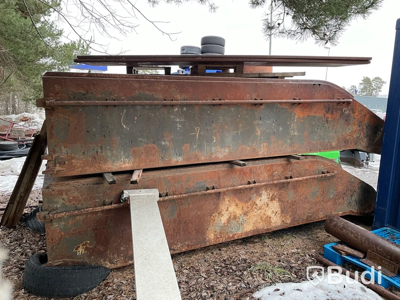2 st renoverade pontoner, 2 st defekta pontoner, plåt för reparation finns.