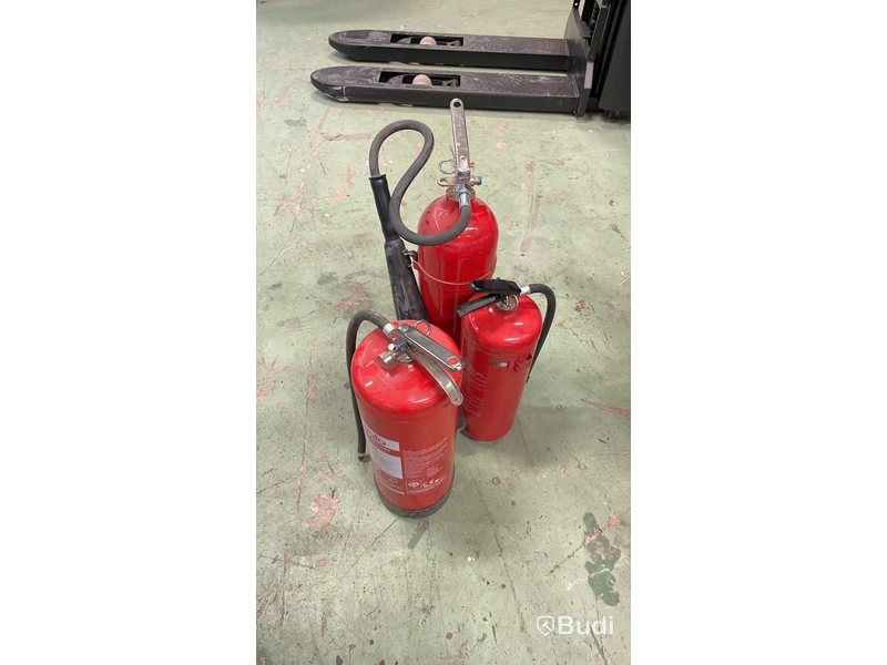 3 st Brandsläckare — 2 st pulversläckare, 1 st Kolsyrasläckare