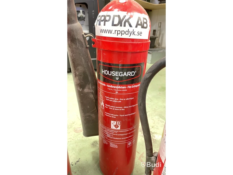3 st Brandsläckare — 2 st Pulversläckare, 1 st Kolsyresläckare