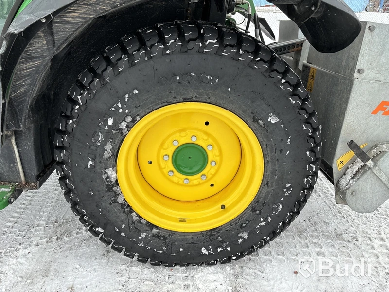 Traktor John Deere 3045R | 548h | Vikplog & Sandspridare | 2017