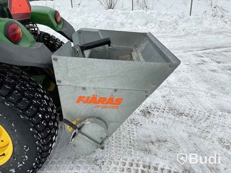 Traktor John Deere 3045R | 548h | Vikplog & Sandspridare | 2017
