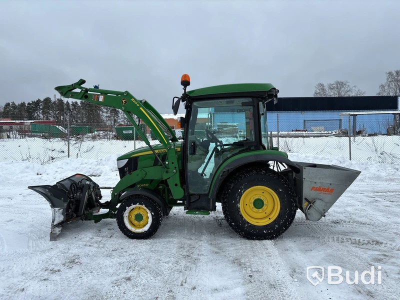 Traktor John Deere 3045R | 548h | Vikplog & Sandspridare | 2017