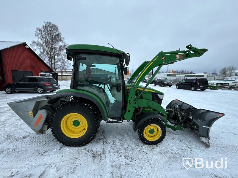 Traktor John Deere 3045R | 548h | Vikplog & Sandspridare | 2017