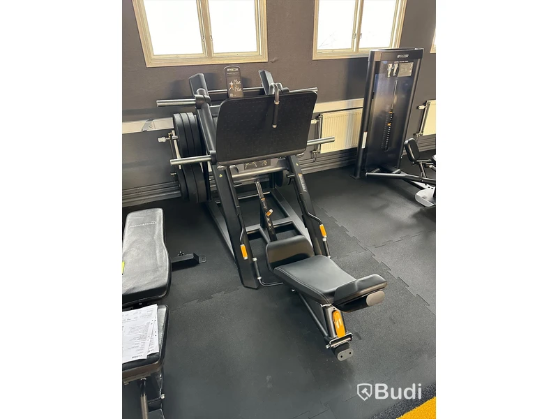 Angled Leg Press - Precor Discovery Plate-Loaded