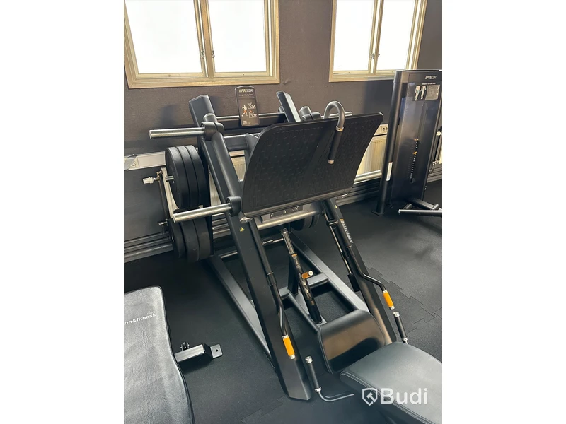 Angled Leg Press - Precor Discovery Plate-Loaded