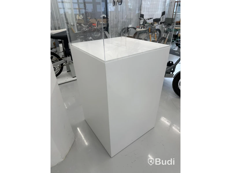 Butiksdisplay, plexiglas, 72x72x180 cm