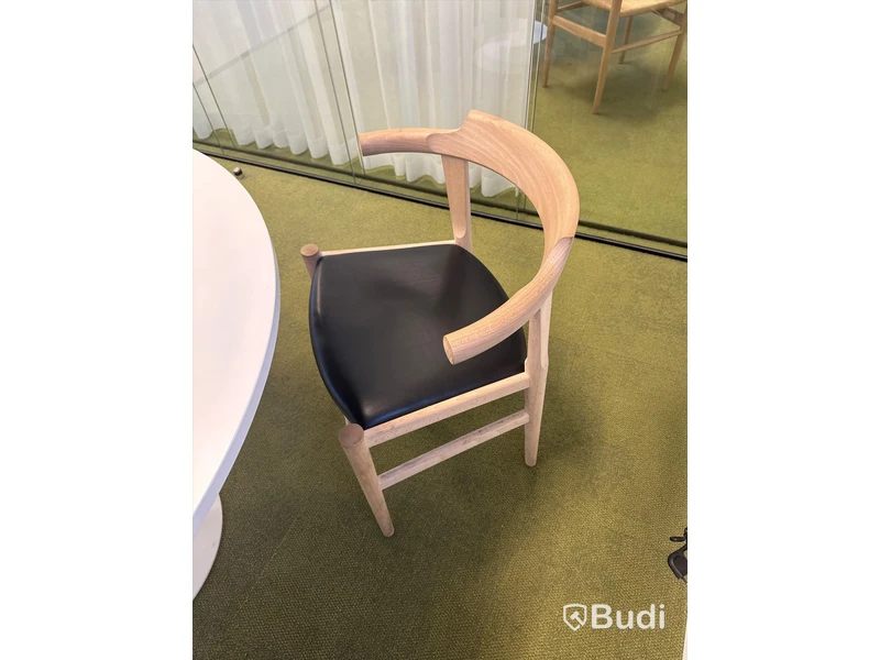 4 st designstolar, Hans J. Wegner och runt bord