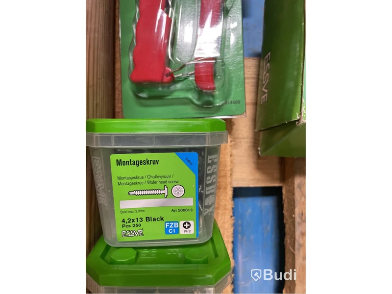 Parti med skruv, spik, plug, bits och nittång. Essve, Ord. pris inkl. moms: ca 28000 kr