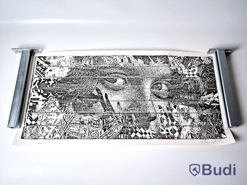 Träsnitt av Alexandre Farto a.k.a. Vhils. Woodcut (2018), signerad och numrerad. Ord. pris inkl. moms: ca 27.000 kr.