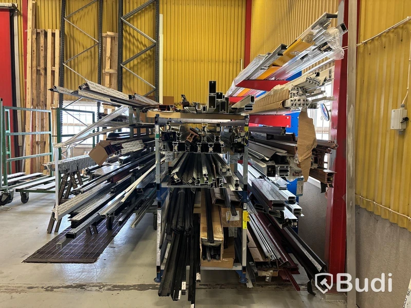 Parti plast & aluminiummaterial med materialställ