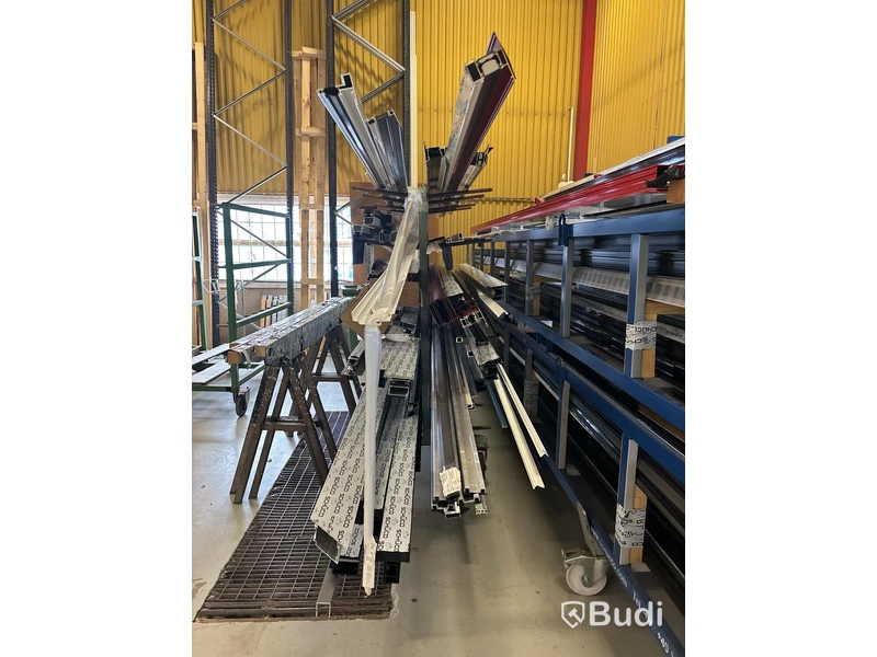 Parti plast & aluminiummaterial med materialställ