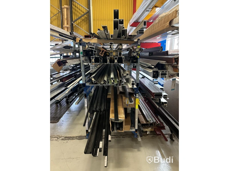 Parti plast & aluminiummaterial med materialställ