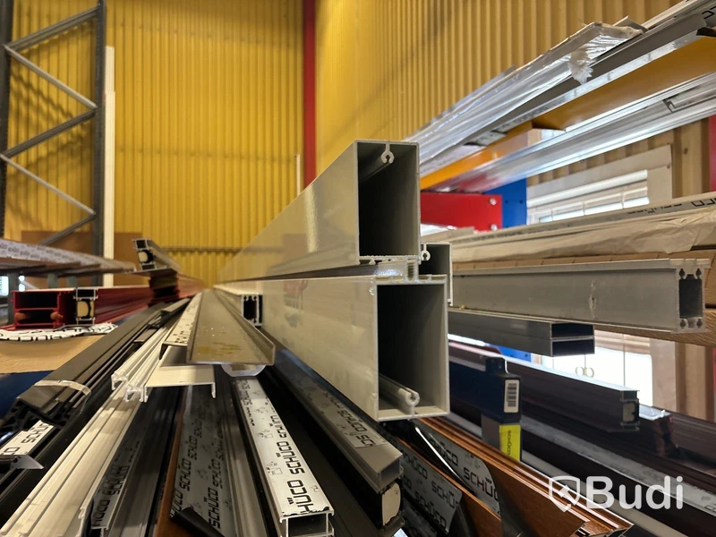 Parti plast & aluminiummaterial med materialställ