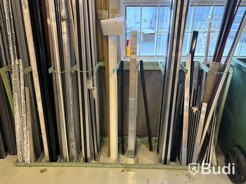 Parti plast & aluminiummaterial med materialställ