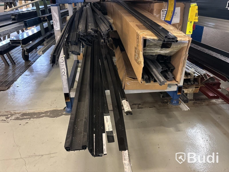 Parti plast & aluminiummaterial med materialställ