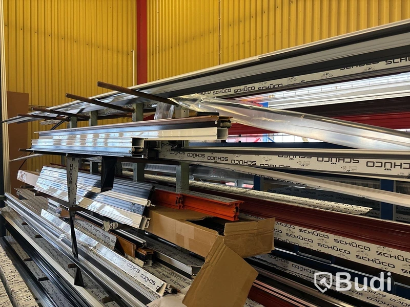 Parti plast & aluminiummaterial med materialställ