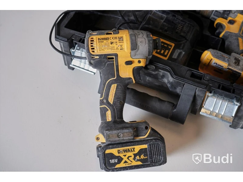 Verktygspaket Dewalt Multiverktyg, Borrhammare, Korslaser, Slagskruvdragare, Skruvdragare, och Dyckertpistol med batteri och laddare