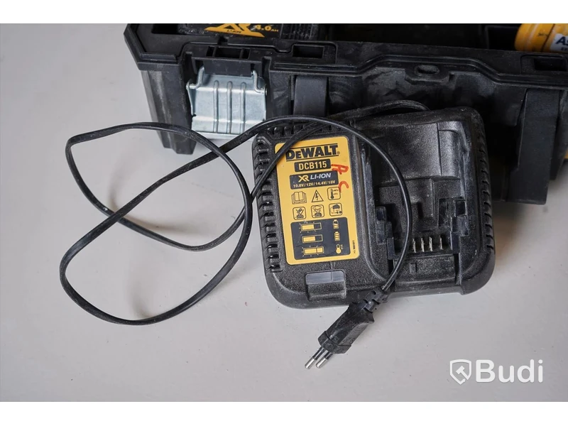 Verktygspaket Dewalt Multiverktyg, Borrhammare, Korslaser, Slagskruvdragare, Skruvdragare, och Dyckertpistol med batteri och laddare