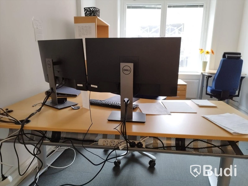 Kontorsrum, skrivbord, stolar, datorskärmar m.m.