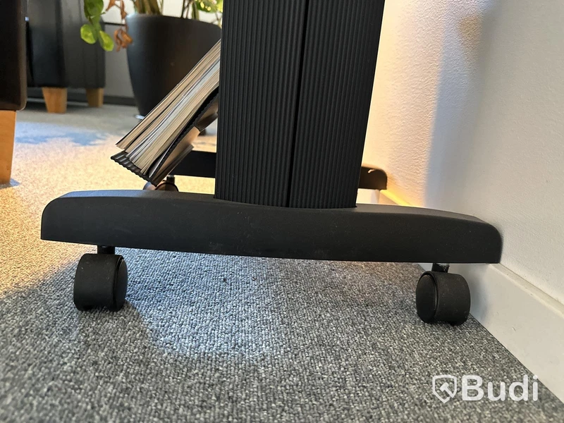 Tidningsställ, H166 cm och desinfektionstation