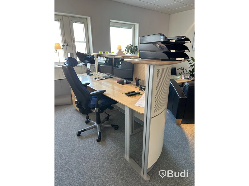 Receptionsdisk, kontorsstol, datorskärmar DELL