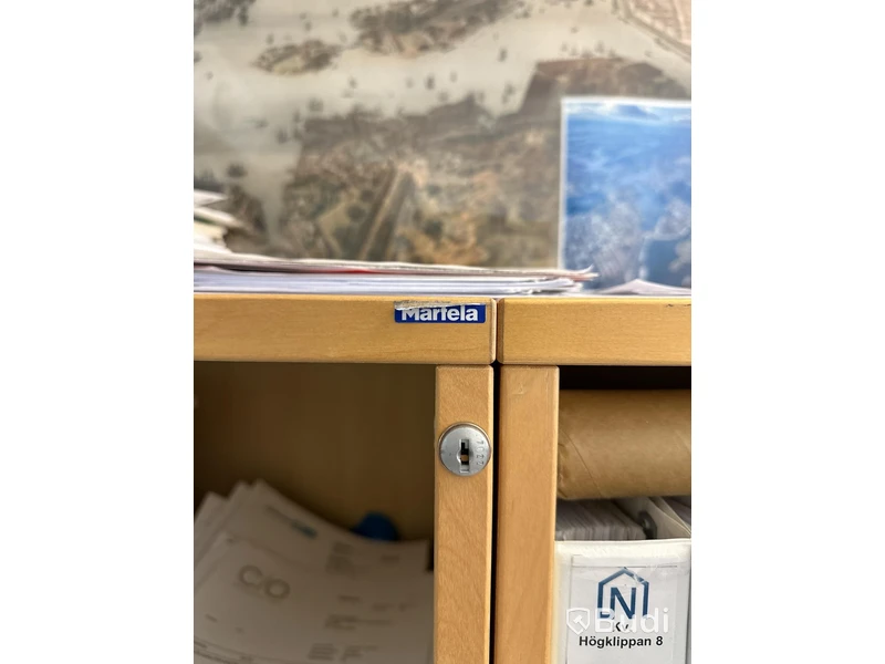 Höj- och sänkbart skrivbord Kinnarps, kontorsstol, 2 st hyllor Martela, stol, hurts