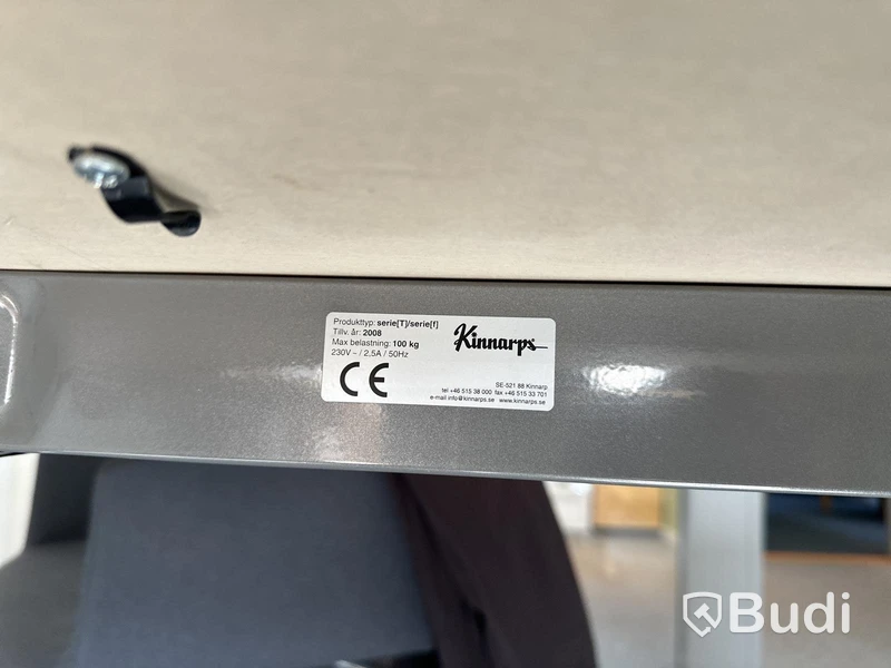 Höj- och sänkbart skrivbord Kinnarps, kontorsstol Kinnarps, 2 st jalusiskåp Kinnarps