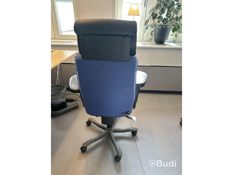 Höj- och sänkbart skrivbord, kontorsstol, datorskärmar Samsung
