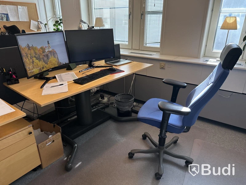 Höj- och sänkbart skrivbord, kontorsstol, datorskärmar Samsung