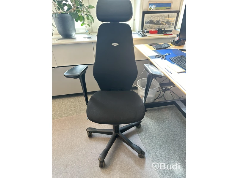 Höj- och sänkbart skrivbord Holmbergsbordet, kontorsstol Kinnarps, datorskärmar Samsung