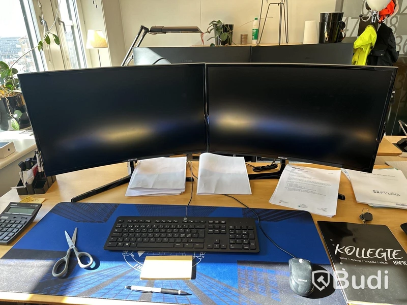 Höj- och sänkbart skrivbord Holmbergsbordet, kontorsstol Kinnarps, datorskärmar Samsung