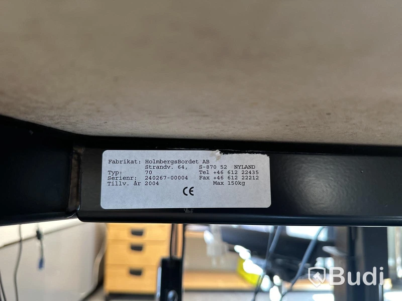 Höj- och sänkbart skrivbord Holmbergsbordet, kontorsstol Kinnarps, datorskärmar Samsung