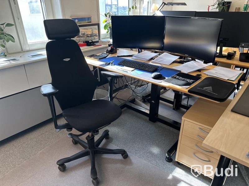 Höj- och sänkbart skrivbord Holmbergsbordet, kontorsstol Kinnarps, datorskärmar Samsung