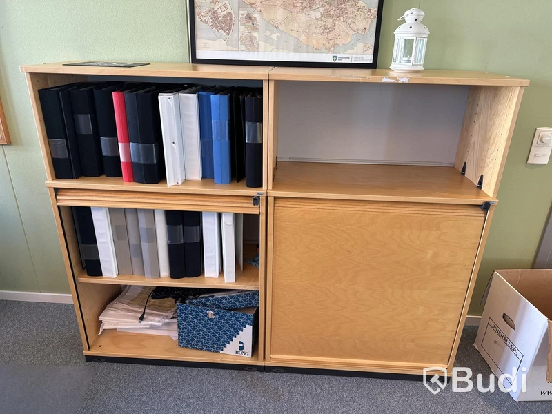 2 st höj- och sänkbara skrivbord, kontorsstolar, datorskärmar Samsung, jalusiskåp