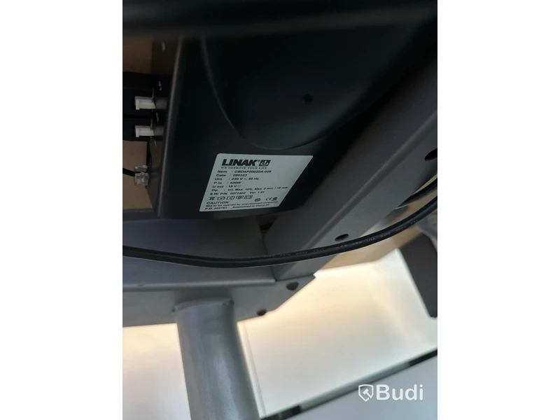 2 st höj- och sänkbara skrivbord, kontorsstolar, datorskärmar Samsung, jalusiskåp